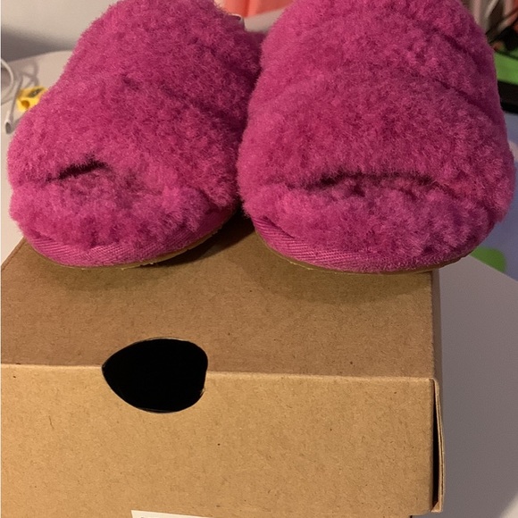 Ugg Toddlers size 11
Fluff Yeah Slide - Picture 2 of 6